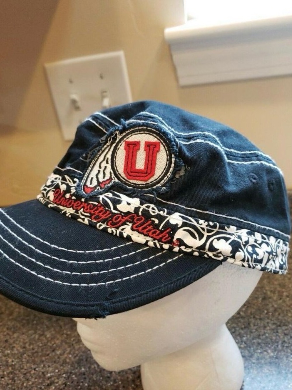 NWOT-WOMEN'S HAT GRAPHIX 360- UNIVERSITY OF UTAH UTES CAP/HAT-BLACK W/RED LOGO